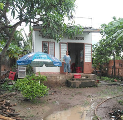 Cụ bà ốm yếu một mình nuôi các cháu bệnh tật