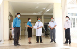 Liên đoàn Lao động tỉnh thăm và tặng quà các đơn vị tuyến đầu trong công tác phòng, chống dịch COVID-19