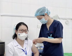 Bổ sung đối tượng ưu tiên tiêm vắc-xin Covid -19