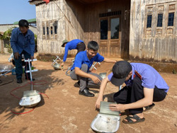 Chung tay thắp sáng các con đường