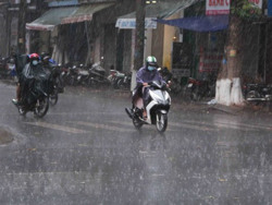 Bắc Bộ và Nam Bộ có mưa dông, đề phòng lốc, sét