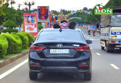 Hóng gió trên cửa sổ trời ô tô: Một hành vi nguy hiểm