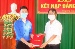 Đảng bộ Trường THPT Krông Bông kết nạp đảng viên đầu tiên là học sinh