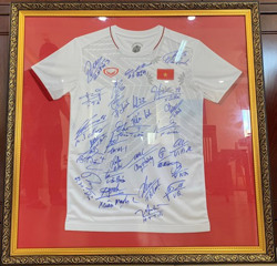 Đấu giá áo có chữ ký của HLV Park Hang Seo cùng các cầu thủ đội tuyển Việt Nam để ủng hộ Quỹ Vaccine