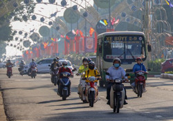 Từ mũ bảo hiểm đến khẩu trang Rồi sẽ quen dần!