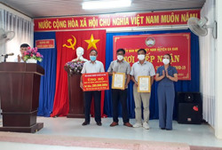 Uỷ ban MTTQVN huyện Ea Kar tiếp nhận tiền ủng hộ Quỹ phòng, chống dịch COVID