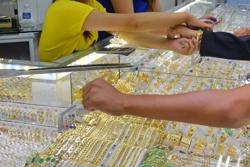 Giá vàng hôm nay 26-6: Bật tăng khi USD suy yếu