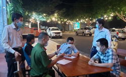 Lập biên bản xử phạt một nhà hàng tập trung đông người, vi phạm quy định phòng chống dịch COVID-19