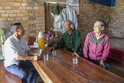 Huyện Ea Kar: Chung tay ủng hộ Quỹ phòng, chống dịch COVID-19