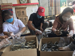 Tặng hàng trăm suất quà cho người dân khu vực phong tỏa tại xã Đắk Liêng