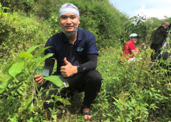 Trồng hơn 400 "bom hạt giống" và cây rừng tại huyện Lắk