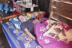 Vất vả nuôi chồng bệnh tật và ba con nhỏ