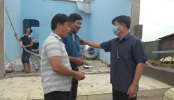 Lãnh đạo huyện Ea Súp thăm hỏi gia đình bị thiệt hại do lốc xoáy