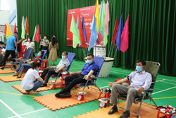 Gần 1.000 người tham gia Ngày hội hiến máu tình nguyện "Giọt hồng Tây Nguyên" năm 2021