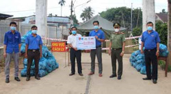 Tặng quà đội hình ứng trực tại điểm cách ly y tế trên địa bàn huyện Lắk.