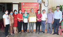 Thành ủy Buôn Ma Thuột hỗ trợ sửa chữa nhà ở cho đảng viên có hoàn cảnh khó khăn