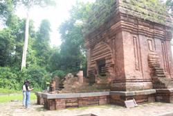 Cấp bách bảo tồn Tháp Yang Prông
