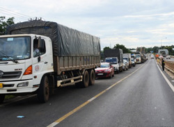 Siết chặt kiểm tra lượng người và xe qua chốt kiểm soát dịch COVID-19 trên Quốc lộ 14