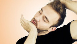 Thói quen xoay, vặn cổ khi bị đau mỏi gây hại sức khỏe