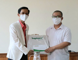 Trung ương Hội Thầy thuốc trẻ Việt Nam tặng quà cán bộ y tế chống dịch ở tuyến đầu có hoàn cảnh khó khăn