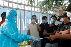 Đơn vị y tế Nhà nước từ cấp xã trở lên được phép lấy mẫu xét nghiệm SARS-CoV-2 cho tài xế chở hàng hóa