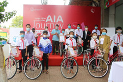 Quỹ Bảo trợ trẻ em tặng xe đạp cho trẻ em có hoàn cảnh đặc biệt khó khăn