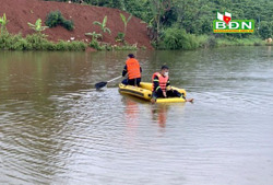 Bé gái trượt chân xuống hồ Đắk Nia bị thiệt mạng