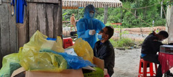 Test nhanh COVID-19 tại cửa ngõ đi vào huyện Ea Súp