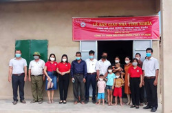 Bàn giao 2 nhà Tình thương tặng hộ nghèo xã Cư Elang