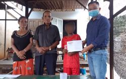 Xem xét kỷ luật hiệu trưởng giữ học bạ của học trò nghèo vì không có tiền đóng quỹ