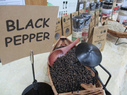 Lý do bất ngờ khiến hồ tiêu xuất khẩu liên tục bị phân “luồng vàng”