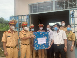 Phòng CSGT tặng quà chốt kiểm soát dịch COVID-19 trên các tuyến quốc lộ