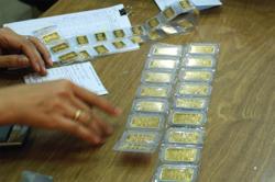 Giá vàng hôm nay 24-7: Giảm về mức cản 1.800 USD/ounce