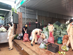 Đằng sau những chuyến xe hỗ trợ vùng dịch…