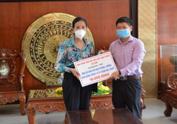 Trao tặng trang thiết bị y tế cho khu cách ly tập trung tại TP. Buôn Ma Thuột