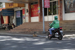 Triển khai lấy mẫu xét nghiệm SARS-CoV-2 cho shipper tại thành phố Buôn Ma Thuột