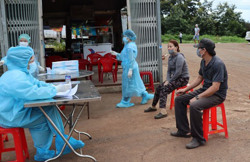 Thương lái thu mua nông sản được ra khỏi TP. Buôn Ma Thuột khi có giấy xét nghiệm âm tính với SARS-CoV-2