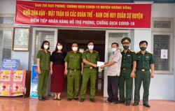 Phòng Cảnh sát hình sự (Công an tỉnh) tặng nhu yếu phẩm cho người dân trong khu cách ly, phong tỏa