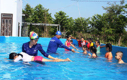 Lớp học bơi miễn phí cho trẻ em vùng sâu