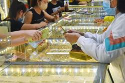 Giá vàng hôm nay 30-7: Tăng mạnh, USD bị bán tháo