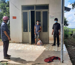 Trao quà hỗ trợ cho các hộ bị cách ly tại nhà có hoàn cảnh khó khăn