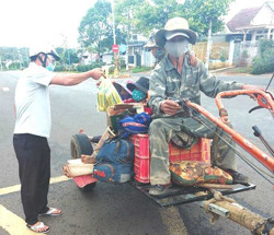 Xã Ea Tiêu (huyện Cư Kuin): Giúp đỡ một gia đình có hoàn cảnh khó khăn trên đường về Phú Yên