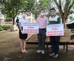 Tặng 2.000 kính chắn giọt bắn cho Bệnh viện dã chiến số 1