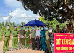Đoàn Thanh niên Công an huyện Krông Pắc: Trao hơn 2 nghìn kính chống giọt bắn cho tuyến đầu chống dịch COVID-19