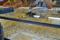 Giá vàng hôm nay 31-7: Lao xuống trước sức ép của USD