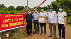 Đoàn công tác UBND huyện Lắk thăm hỏi và tặng quà các chốt kiểm soát phòng, chống dịch