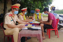 Phạt 7,5 triệu đồng và tước giấy phép lái xe 4 tháng đối với tài xế xe chở quá tải trọng