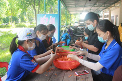 Những suất cơm ấm lòng sĩ tử vùng biên