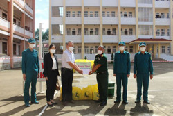 Tặng quà cho trẻ em đang cách ly tập trung phòng chống dịch bệnh COVID-19