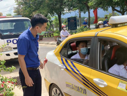 Huyện Lắk: Hãng taxi Thịnh Phát chở miễn phí thí sinh từ nơi trọ đến điểm thi